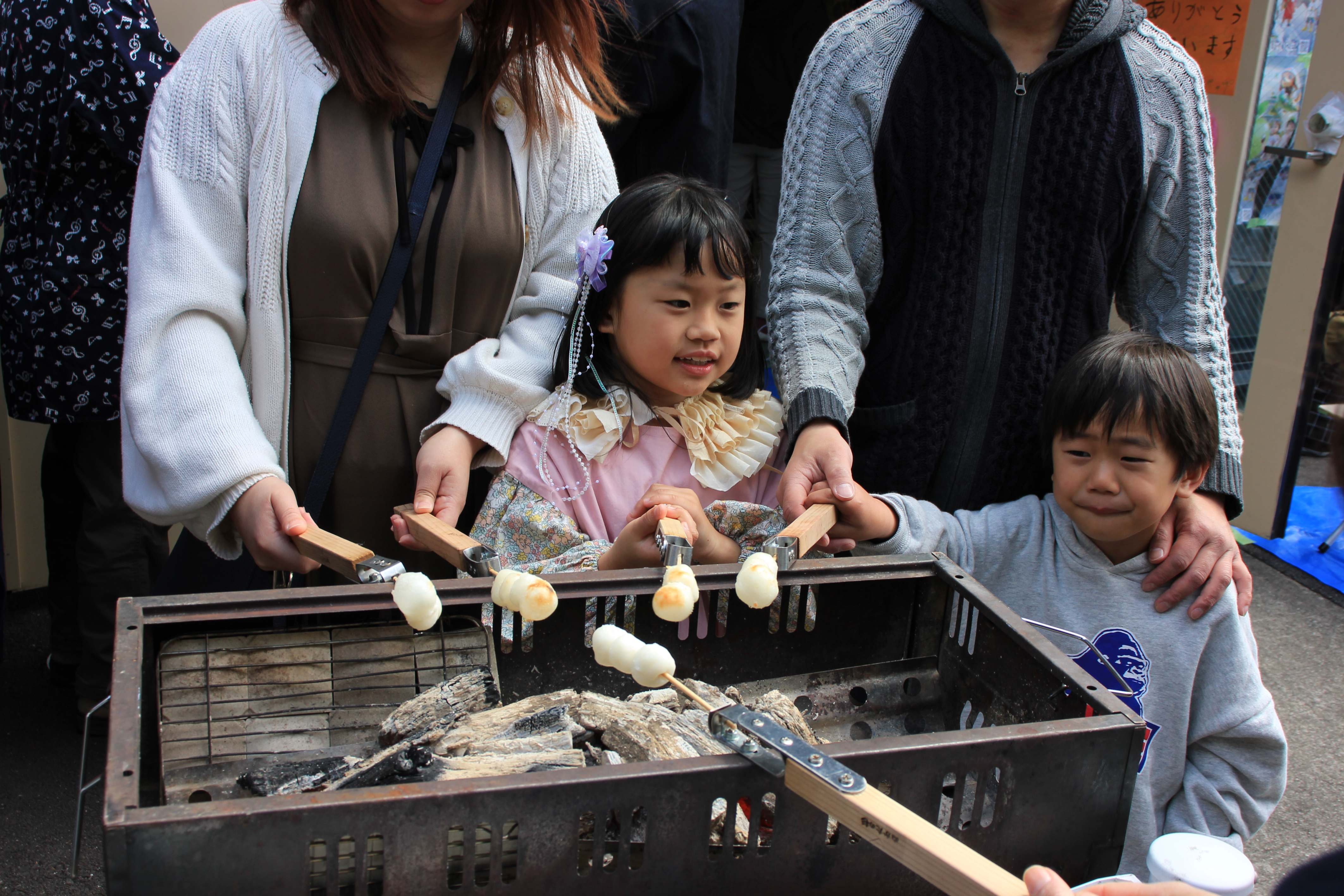 地元産の杉の木で作ったお団子焼き棒で、自分で焼く体験も大好評